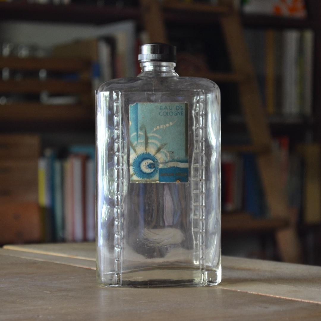 とても古い化粧水の瓶(プラ蓋付き)大小2本セット