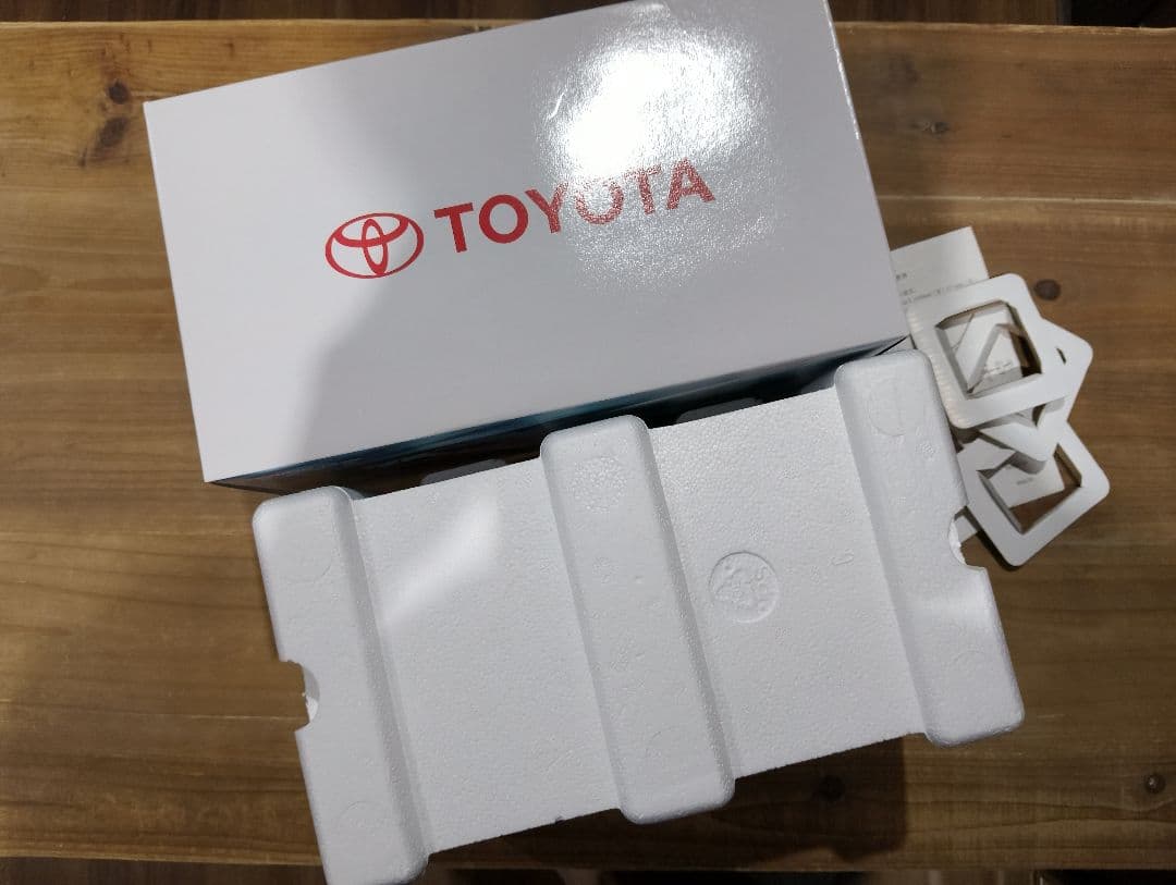 1/18 トヨタ　テリオス　ディーラー品　ミニカー　ホワイト　テリオスキッド