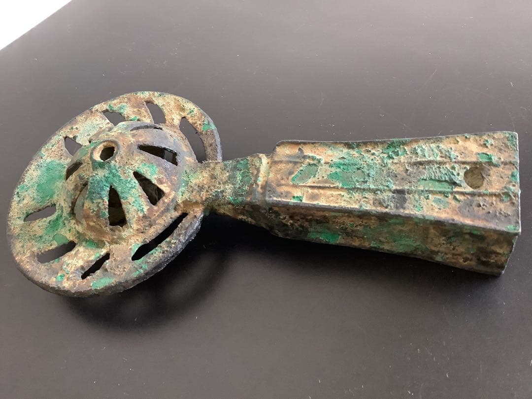青銅の鑾　鈴　青銅製の古い装飾的な道具　緑青　高さ約17cm 320g