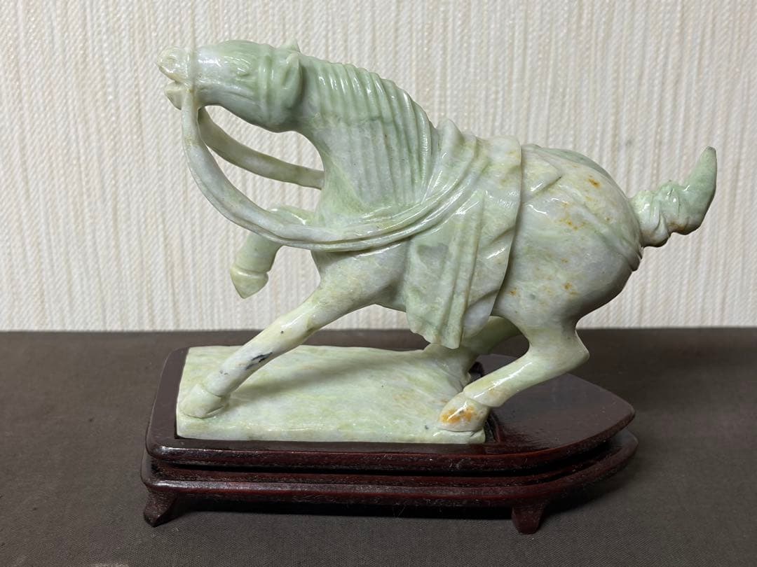 翡翠 馬の彫刻 木製台座付き