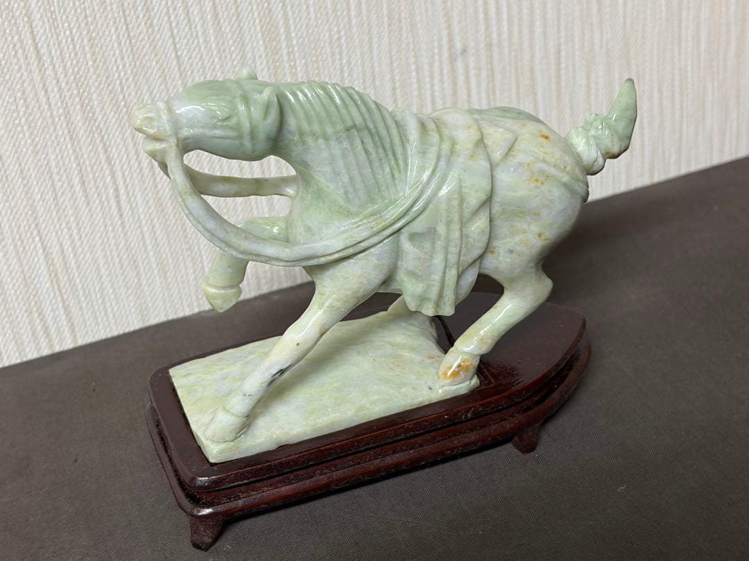翡翠 馬の彫刻 木製台座付き