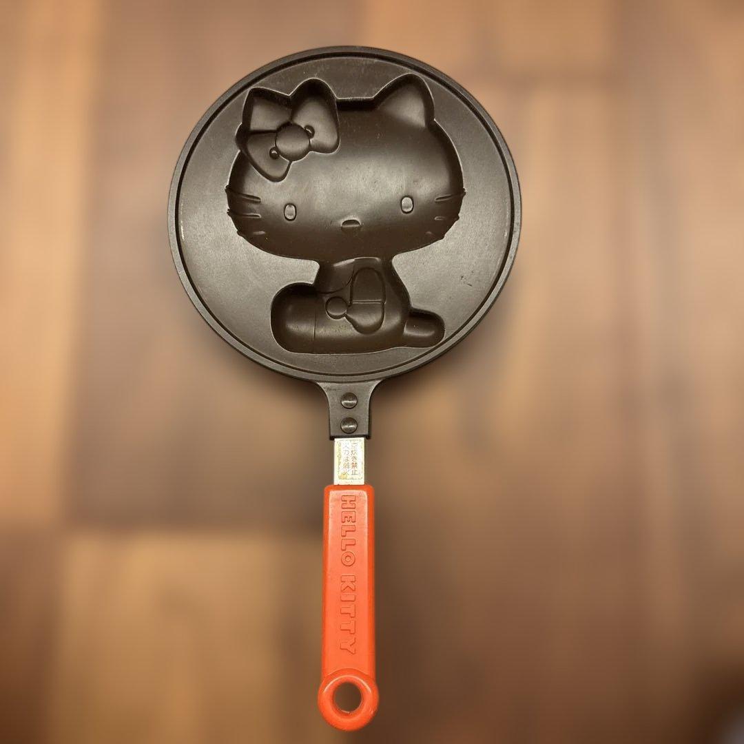 お値下げ！ハローキティ型　蓋付パンケーキフライパンとロングテーブルクロス付き