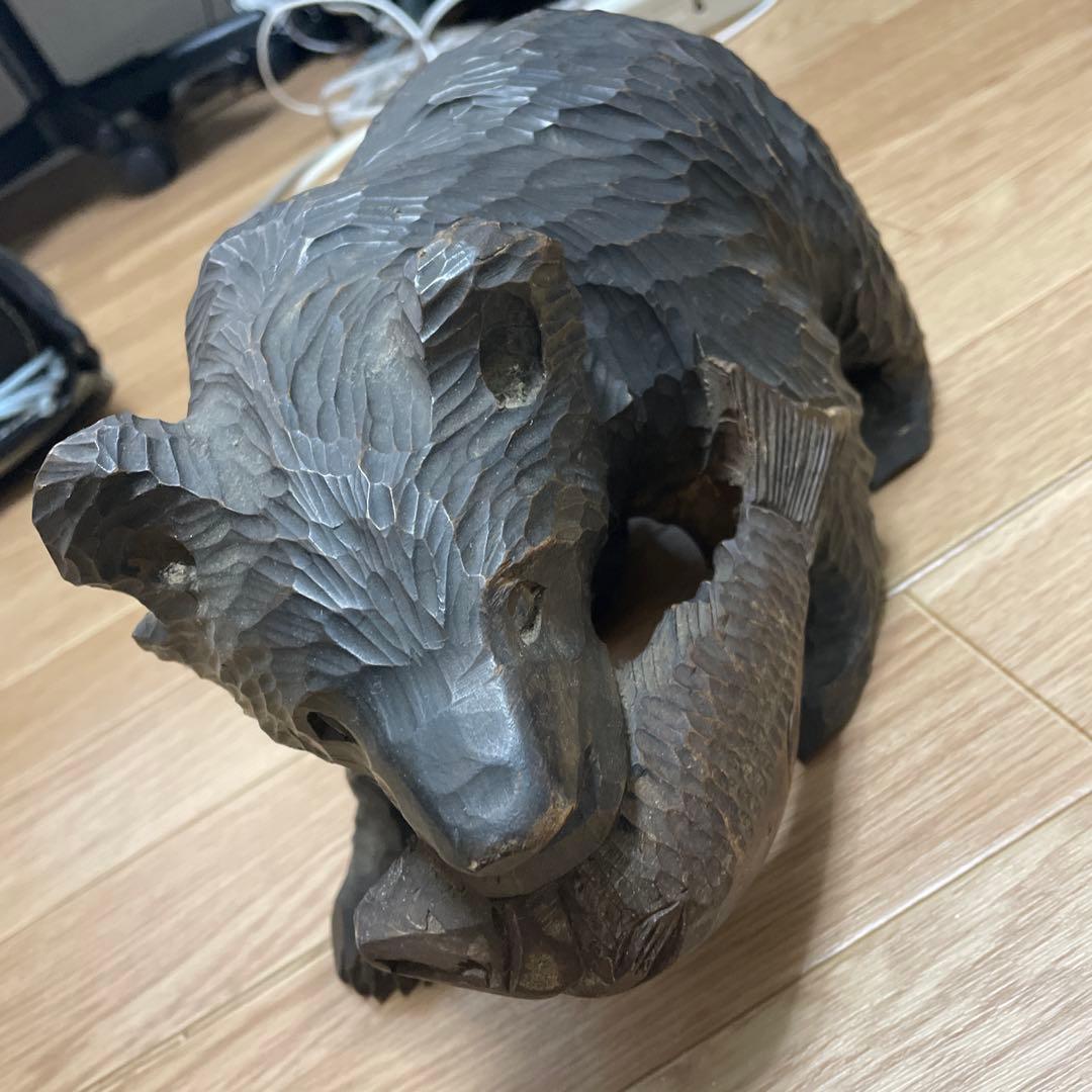 木彫りの熊　シャケを咥えた熊