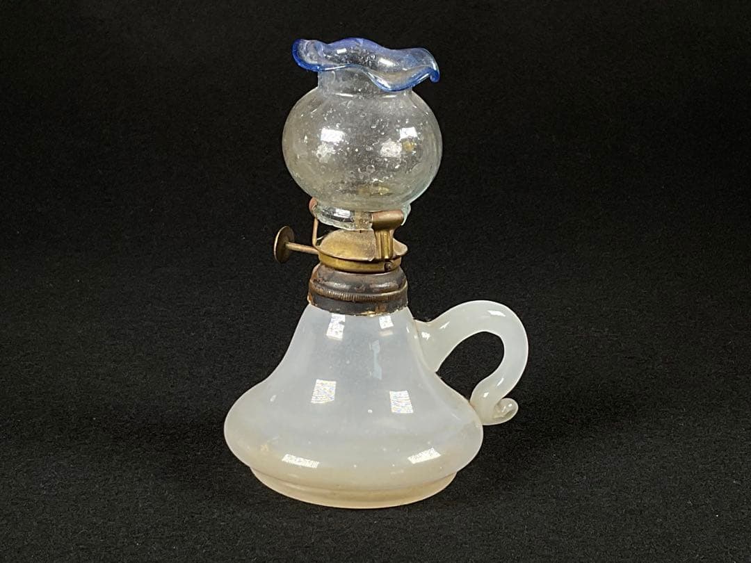 時代 豆ランプ　乳白　青縁フリル　和ガラス　気泡入り　オイルランプ　灯火器