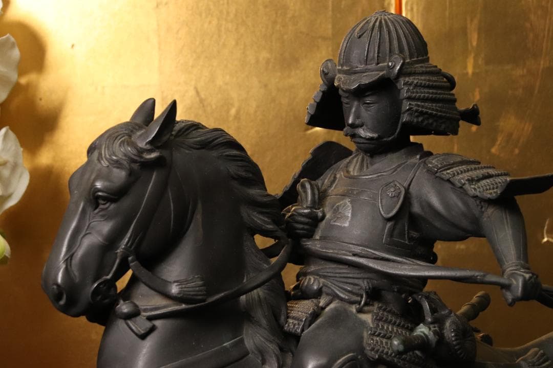 金工師　美雪作　古銅製　銀象嵌　楠木正成公　高さ48㎝　重さ14㎏ EE001