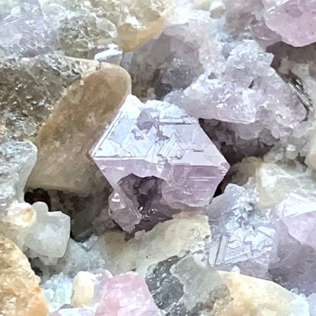 ライラックカラースピネル母岩付き特大標本194g