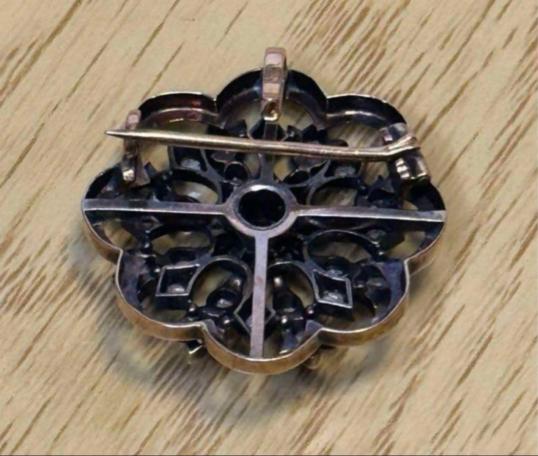 フランス　アンティーク　18金　ブローチ 花型　沢山のローズカットダイヤ。