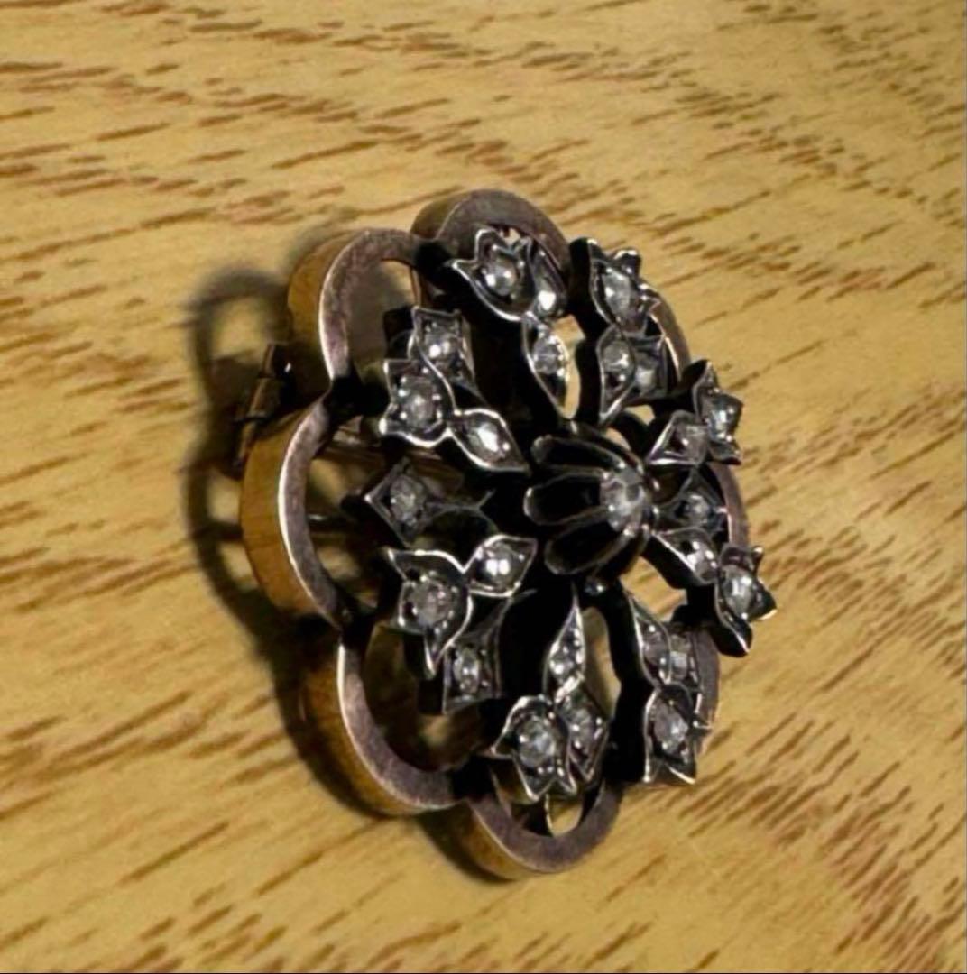 フランス　アンティーク　18金　ブローチ 花型　沢山のローズカットダイヤ。