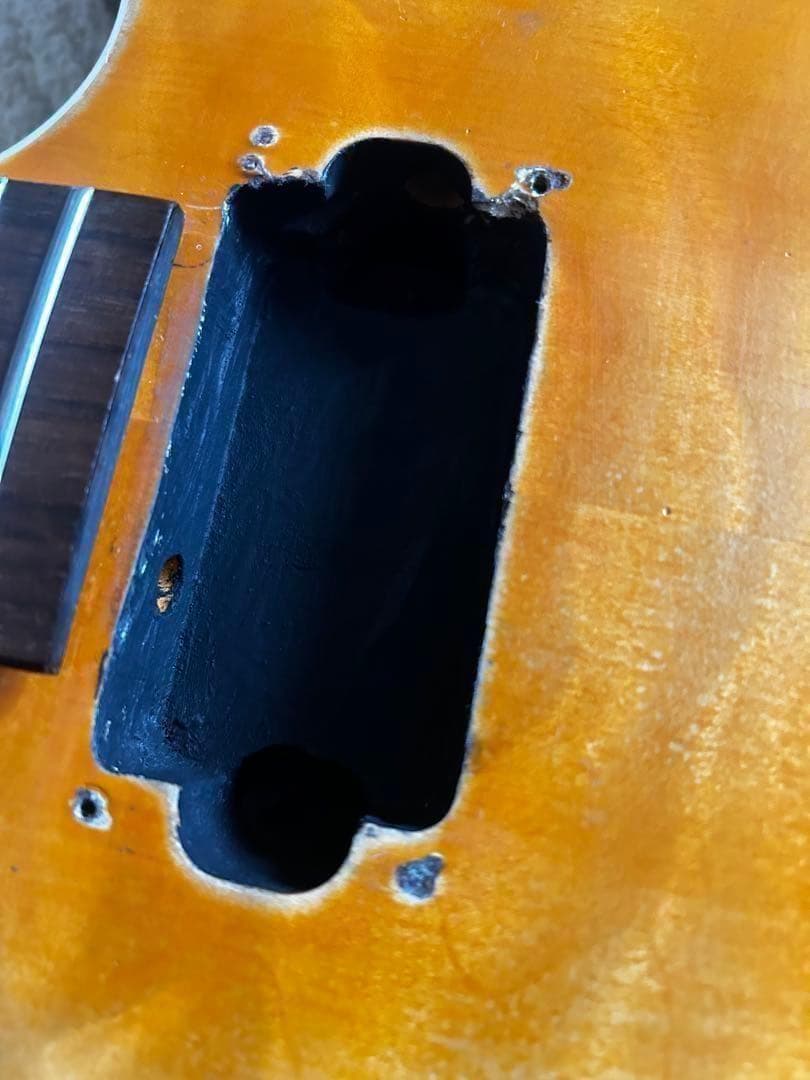 ミュージックマン風　カスタム抜け殻ギター