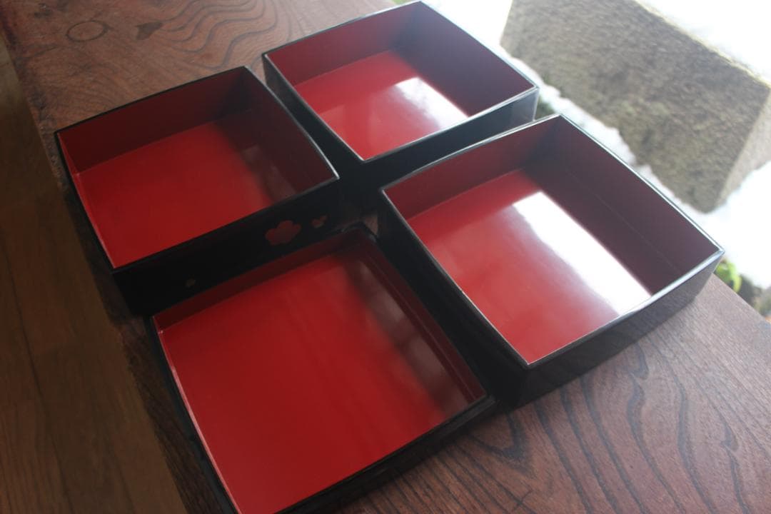 デッドストック！上質内朱黒漆に優美な紅白梅蒔絵の映える三段重（検重箱お重