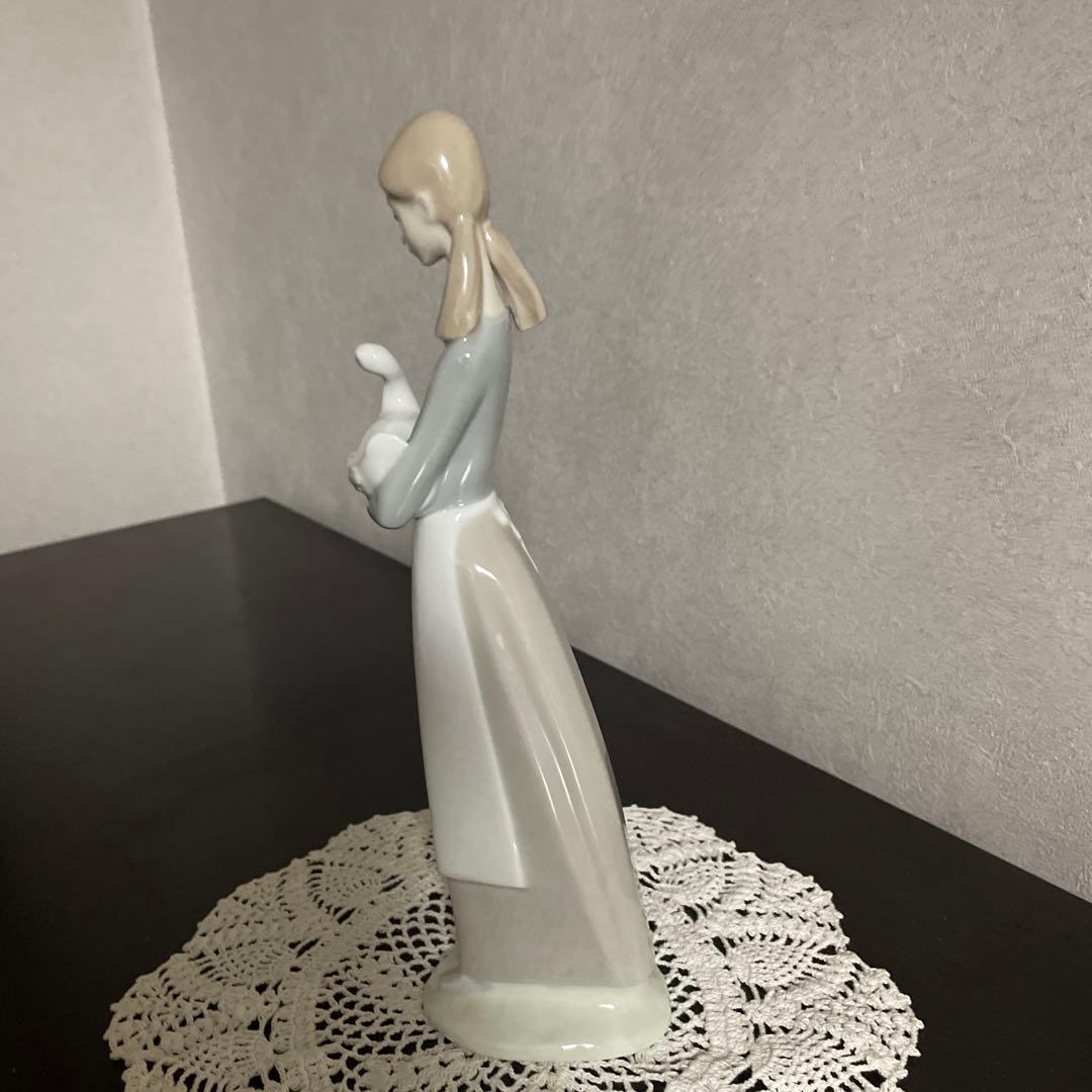 リヤドロ　　女性とアヒルの陶器彫刻 約25cm