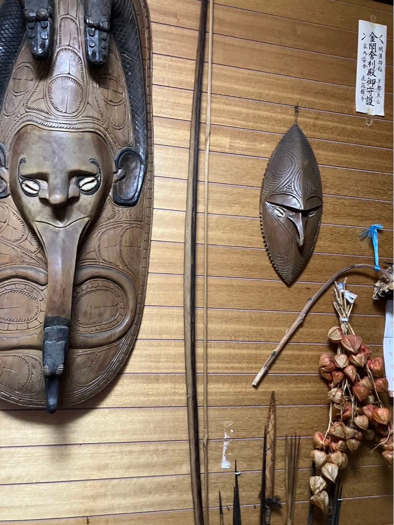 <価格未定>パプアニューギニアのお面と弓と装飾？