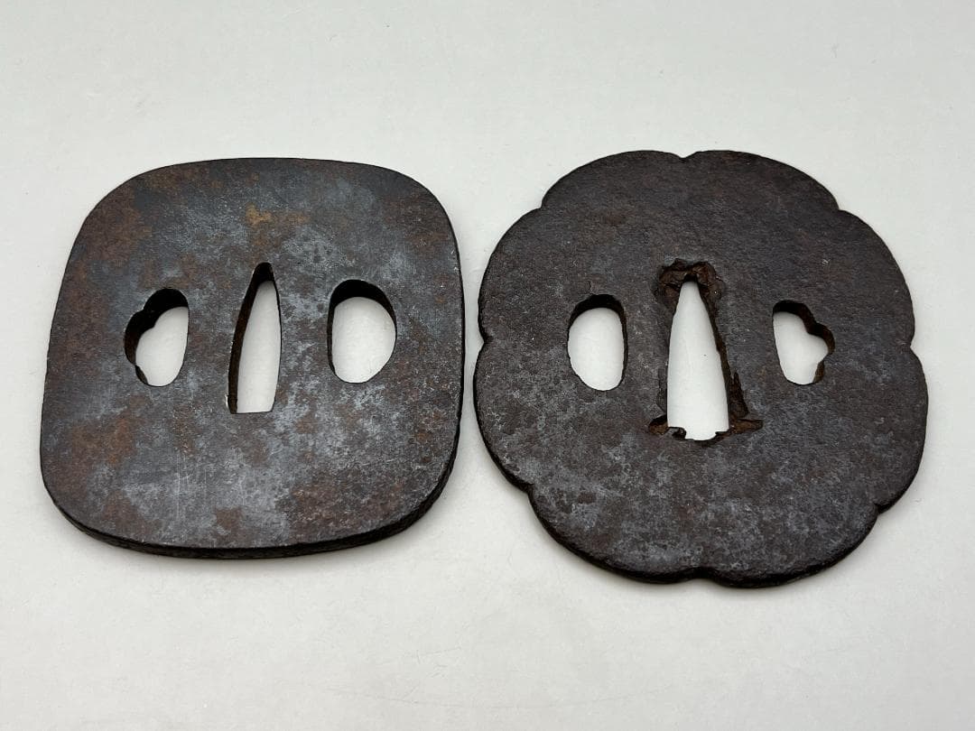 【海】江戸期　鍔　鉄地四角形　透かし幾何形　２枚　１枚國廣在銘　刀装具