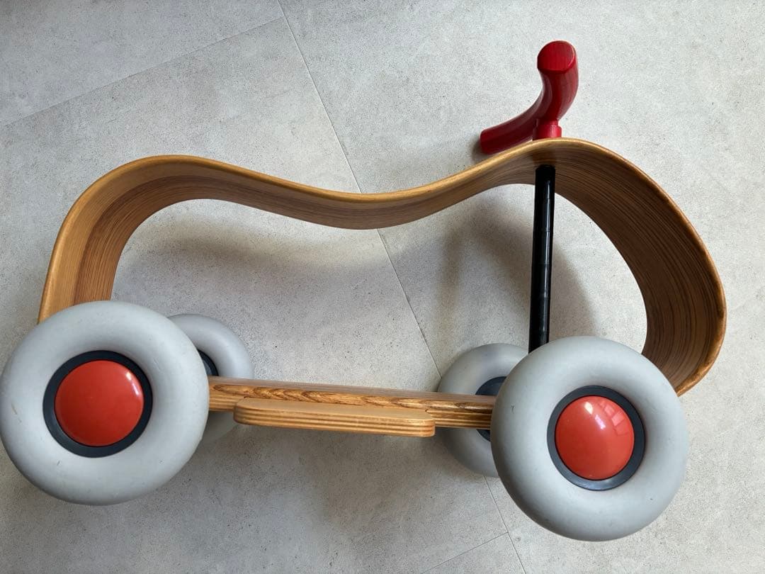 木製三輪車 グレーと赤のホイール