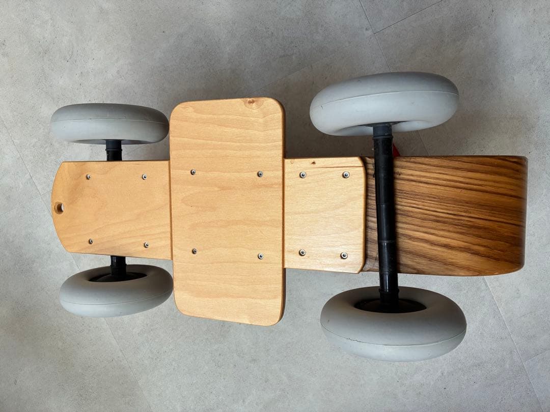 木製三輪車 グレーと赤のホイール