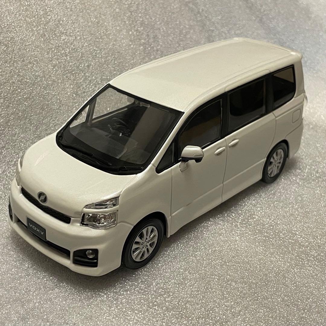 カラーサンプル　トヨタ　ヴォクシー　70系　パールホワイト