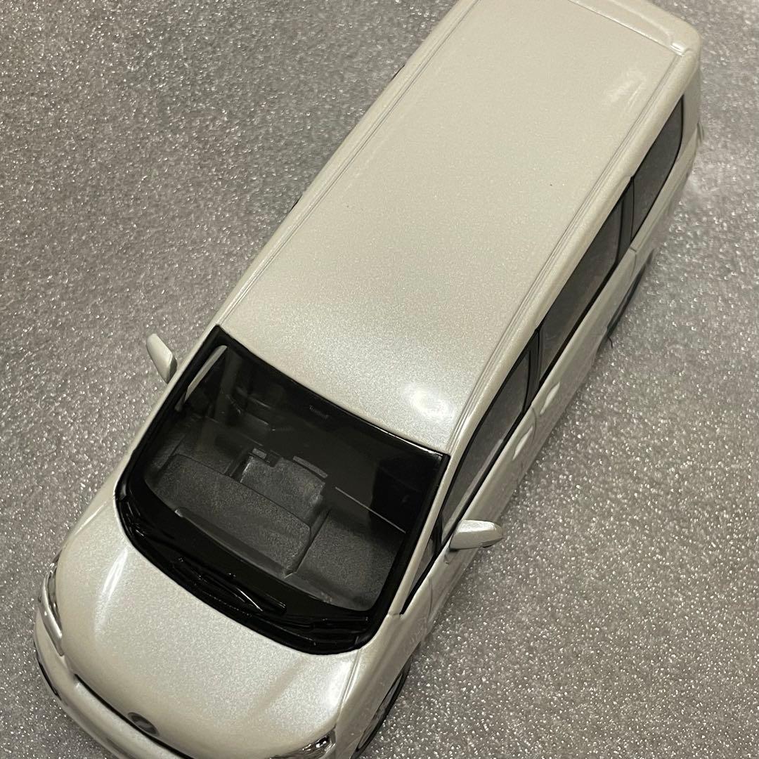 カラーサンプル　トヨタ　ヴォクシー　70系　パールホワイト