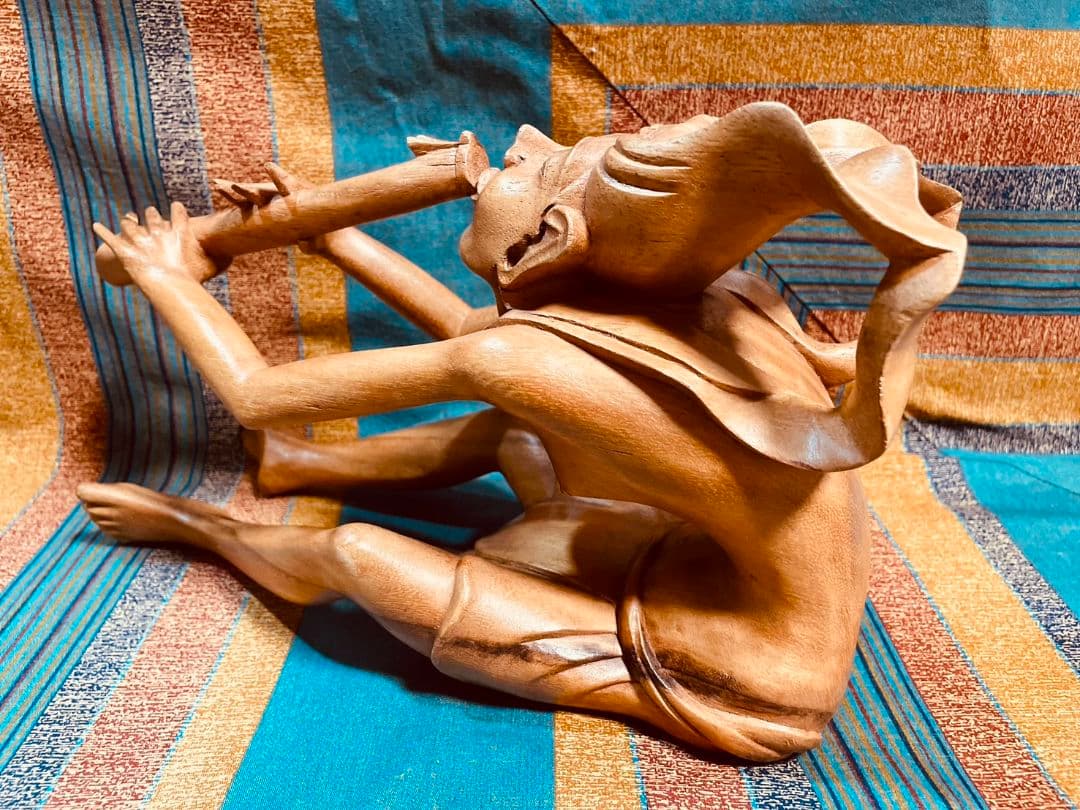 手彫りのフルート奏者　インドネシア