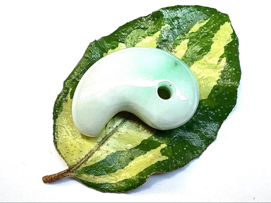 ✳ premium一流の勾玉‼️格上の糸魚川翡翠‼️味身色合い抜群　淡いラベンダー