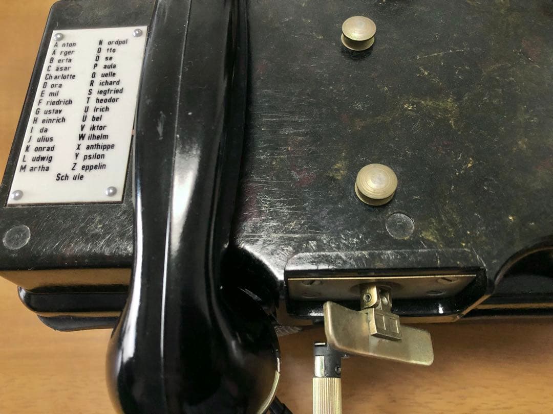 ￼★ドイツ軍放出品 NVA 野戦電話機 FF63S ★ドイツ軍迷彩服のおまけ付き