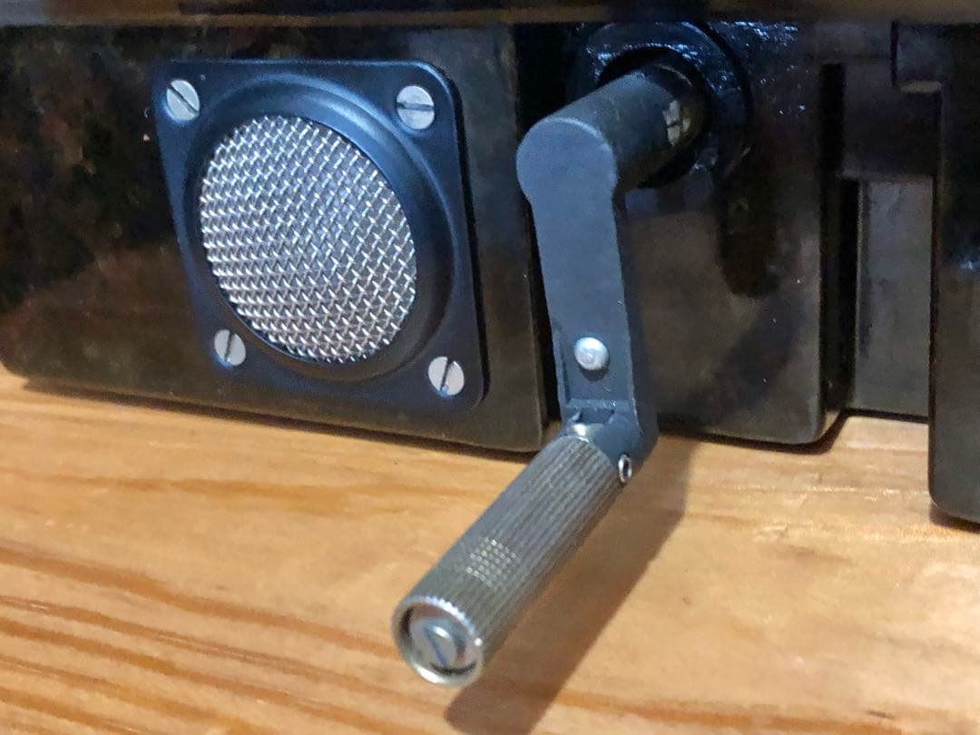 ￼★ドイツ軍放出品 NVA 野戦電話機 FF63S ★ドイツ軍迷彩服のおまけ付き