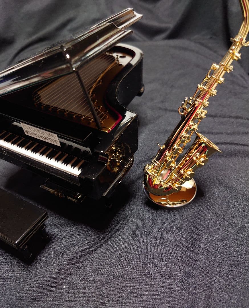 高級ミニチュアグランドピアノとミニチュアサックスセット（新品）ケース付き