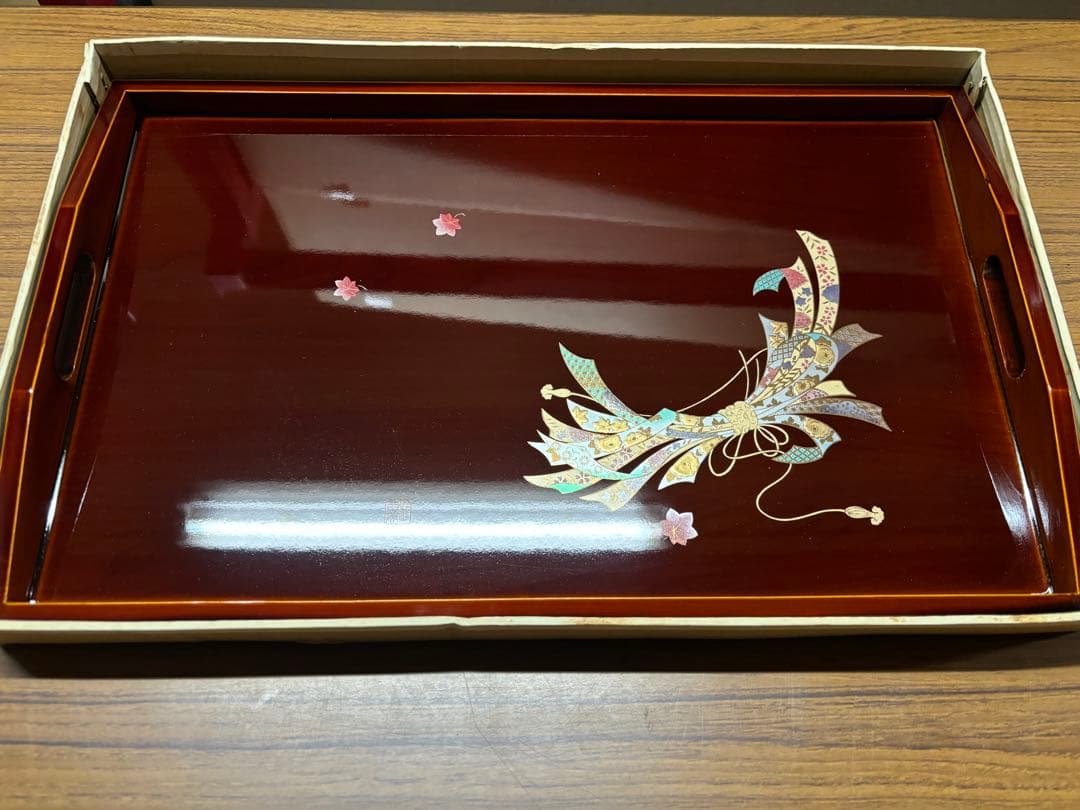 新品 花模様の漆器 お盆 深い赤色 持ち手付き 長手盆 金粉