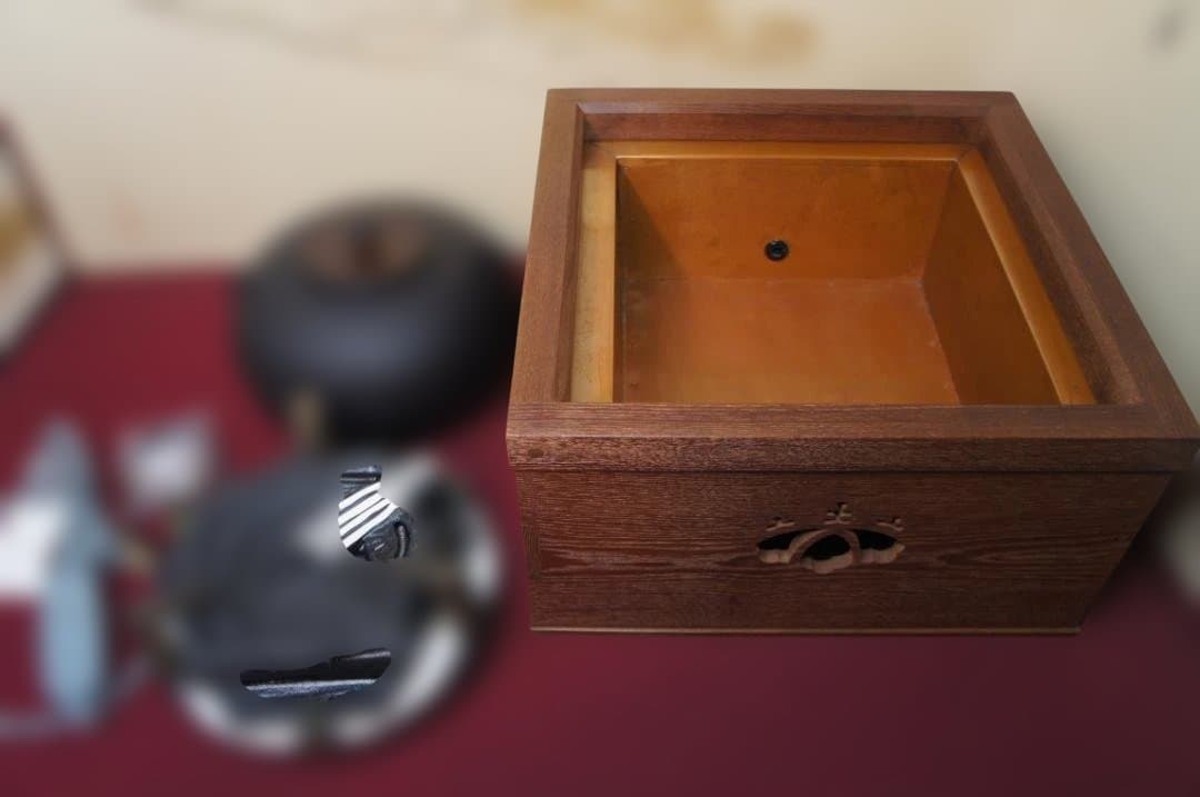 ☆本桑 置炉 在銘 平丸千筋釜 釜鐶 置炉用600w炭型電熱器 送料込み