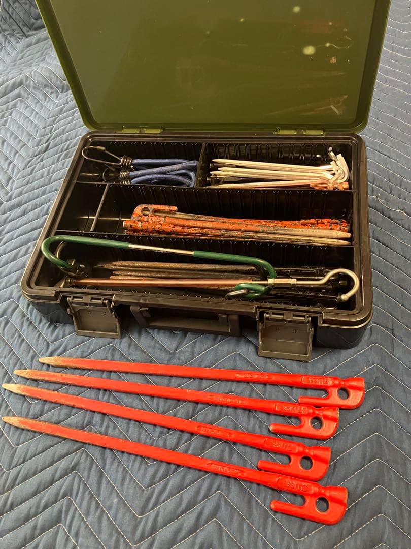 テント設営用ペグセットと収納ケース