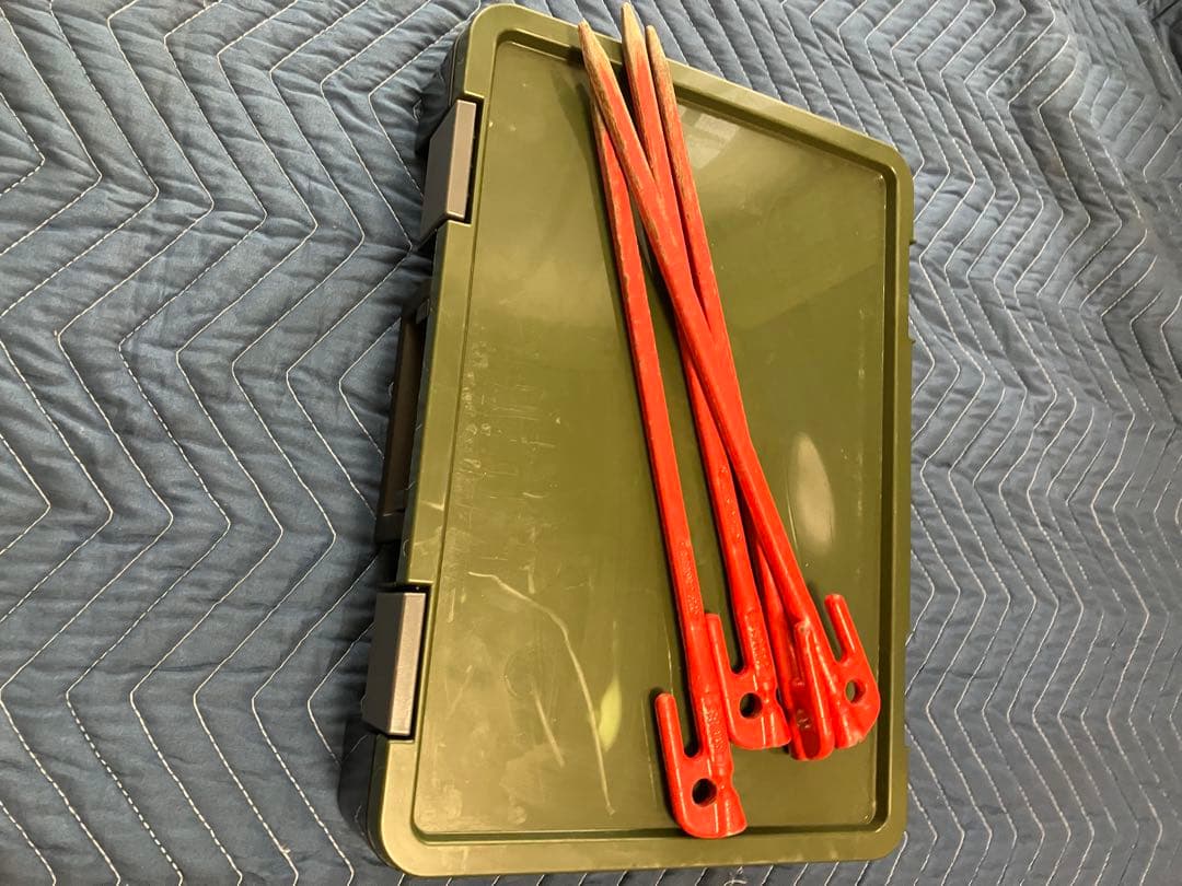 テント設営用ペグセットと収納ケース