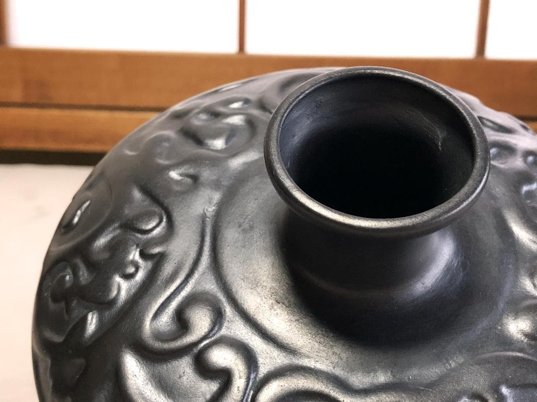 【 仇志海（Qui Zai Hai）作　唐草文黒陶瓶 】　証書付