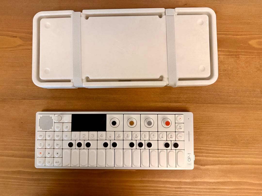 鍵盤楽器 TEENAGE ENGINEERING OP-1 field