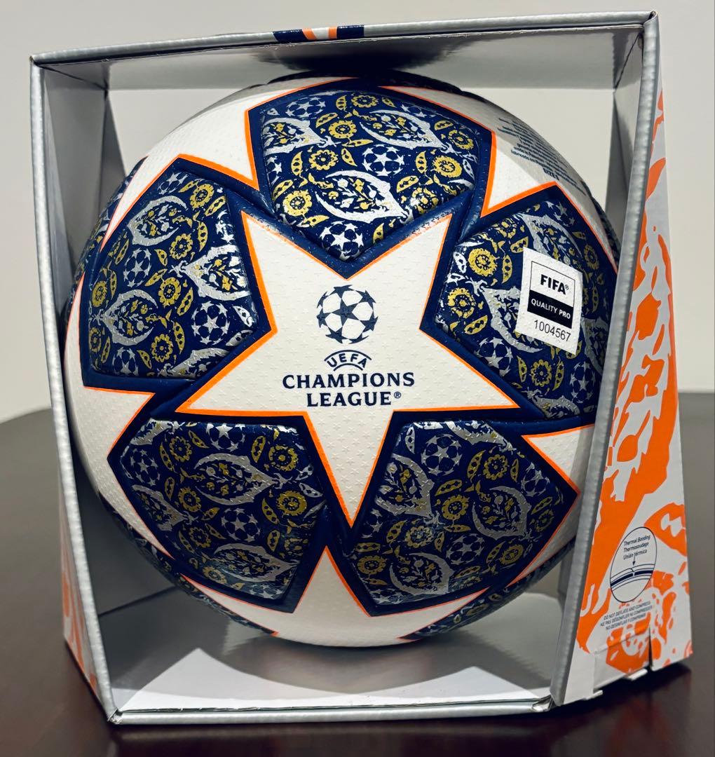 アディダス　サッカーボール　公式球　5号球