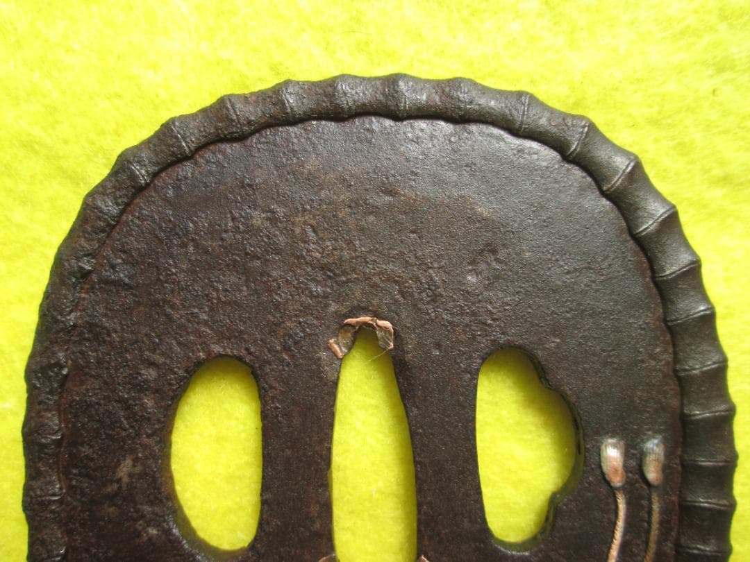 江戸期作　鍛鉄撫で四角形鍔　馬具道具の図　象嵌　責金　耳は竹鞭　音色抜群