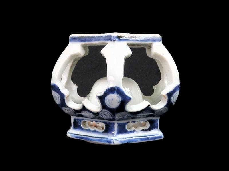 古伊万里　染付　壺型透かし 渦巻の図　六角　盃台　E471AS-CGm