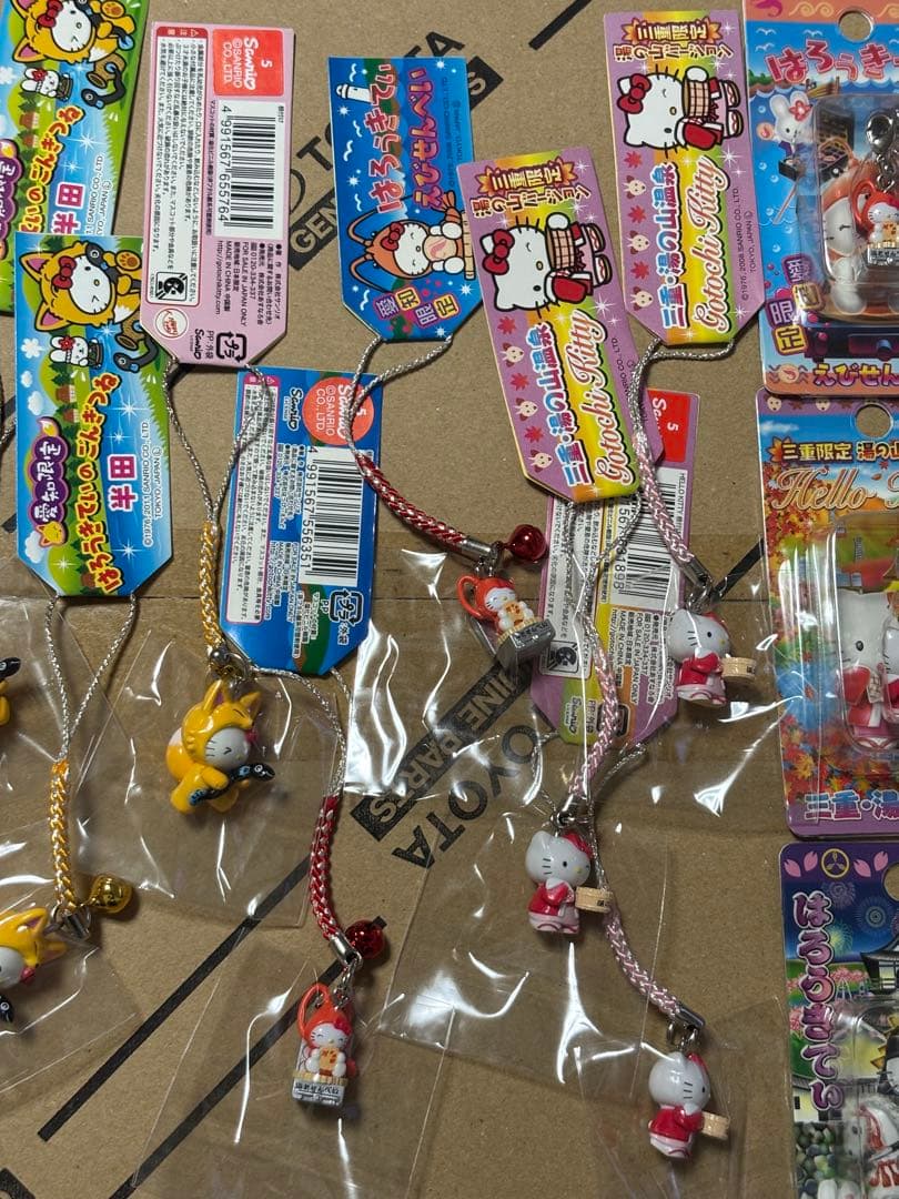 ご当地限定　ハローキティ ストラップ　チャーム うちわ　タオル　30個セット
