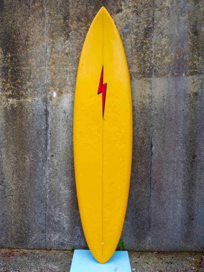 黄色いサーフボード　ライトニングボルト　ミッドレングス6'9