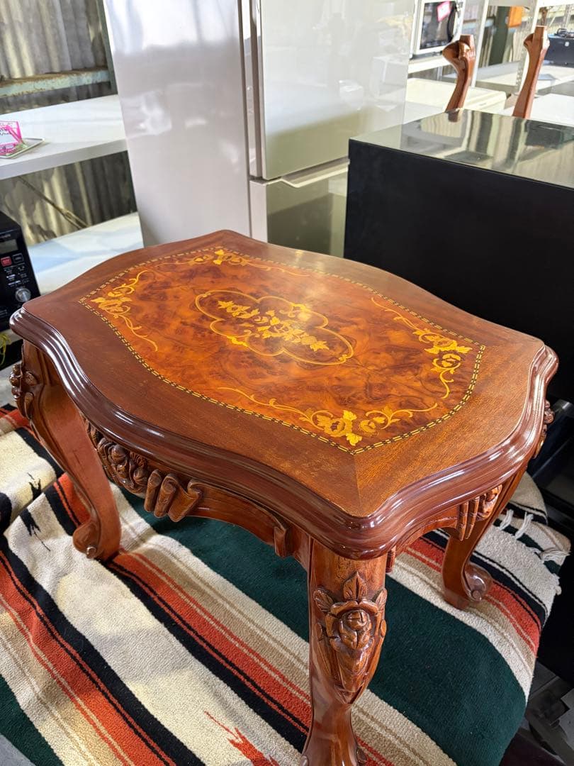 アンティーク　装飾的な木製座卓 中型 茶色