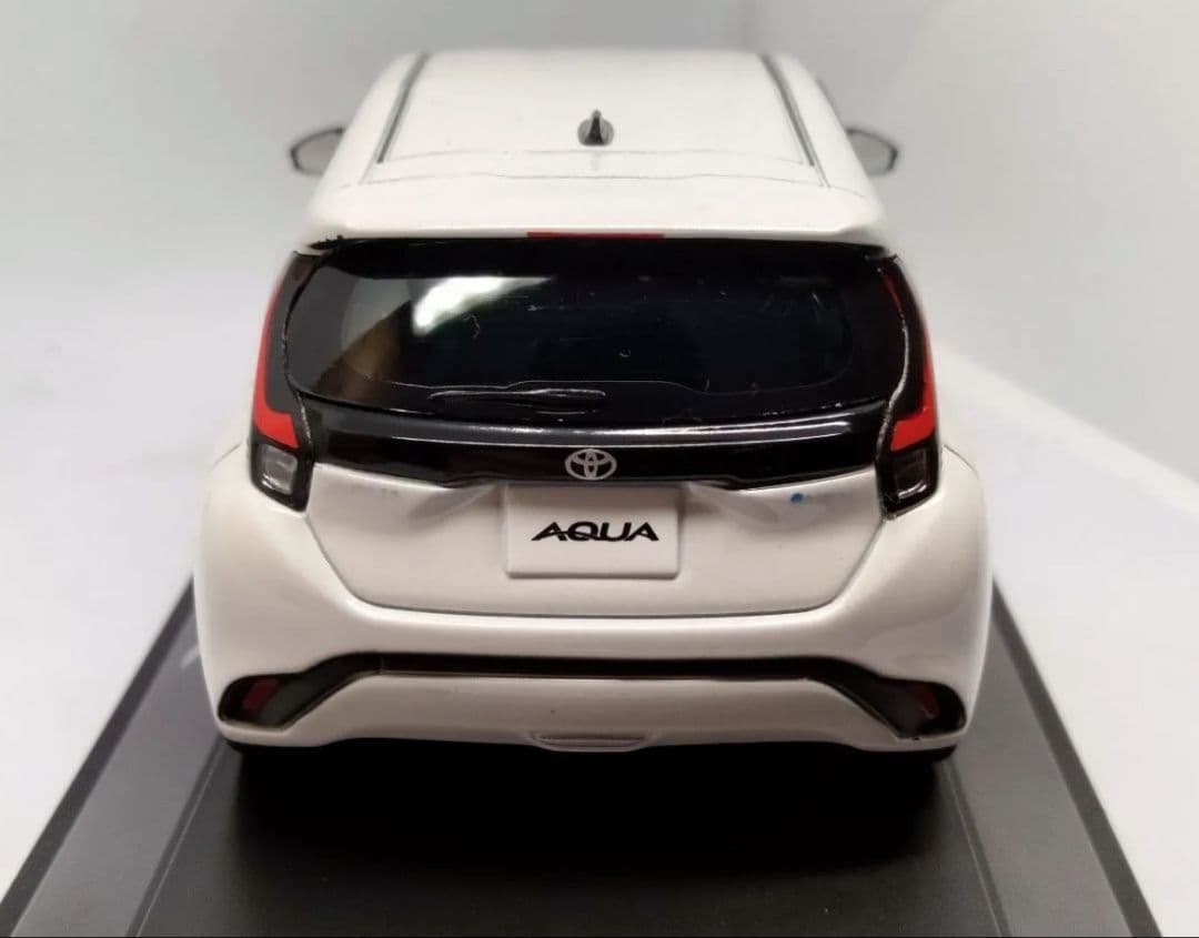 トヨタ アクア ミニカー カラーサンプル プラチナホワイトパール AQUA 後期