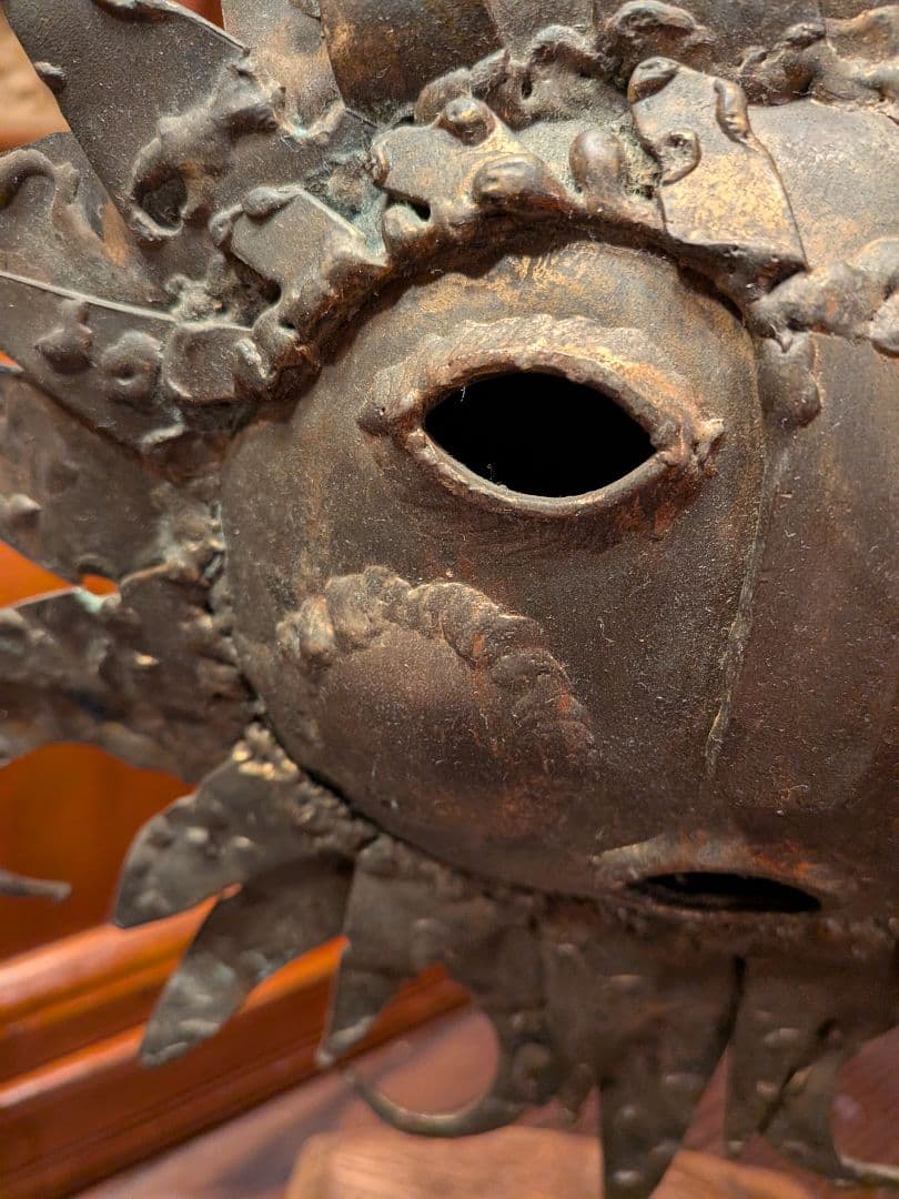 USAアンティークショップ購入 金属製太陽の顔装飾品 木製ベース付き