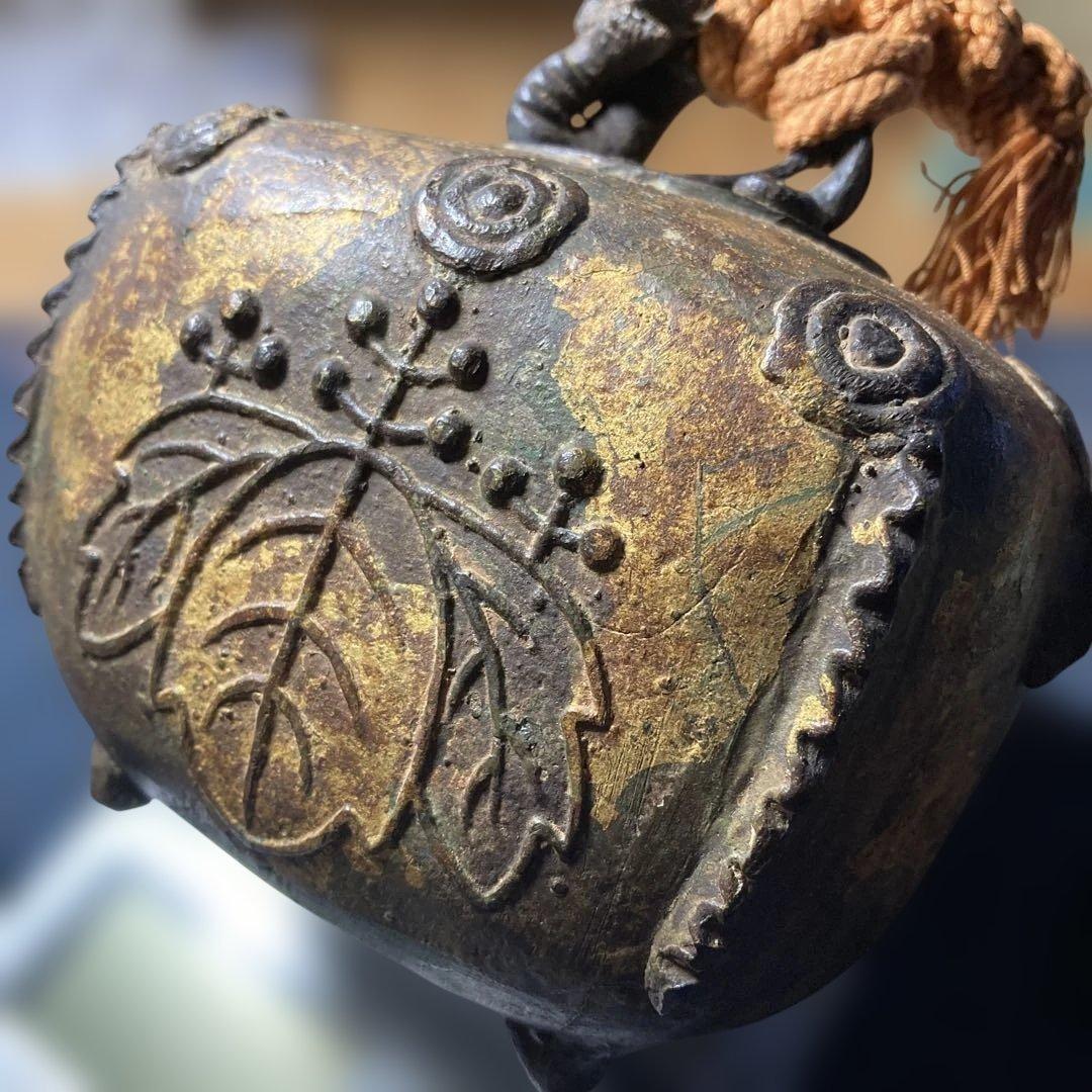 ( T_T)＼(^-^ )何⁇これ、古い五三の桐と梵字の特大の鈴です。