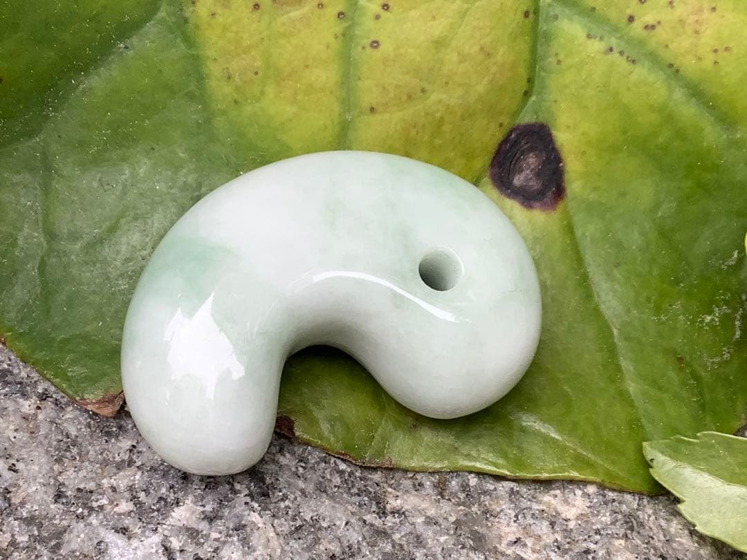 ✳初の絶品色彩　絶対のおすすめ‼️25万円以上します糸魚川翡翠勾玉　鑑別書付極上物