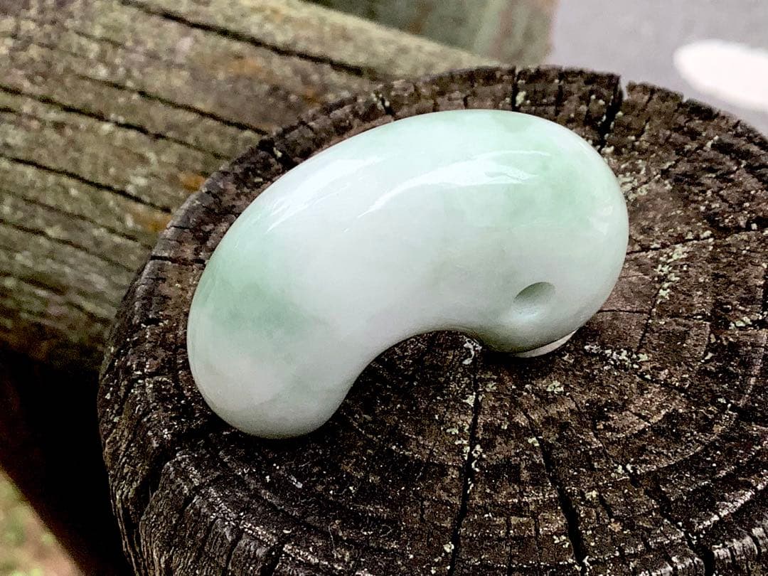 ✳初の絶品色彩　絶対のおすすめ‼️25万円以上します糸魚川翡翠勾玉　鑑別書付極上物