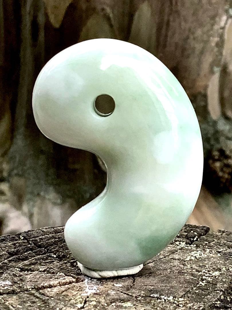 ✳初の絶品色彩　絶対のおすすめ‼️25万円以上します糸魚川翡翠勾玉　鑑別書付極上物