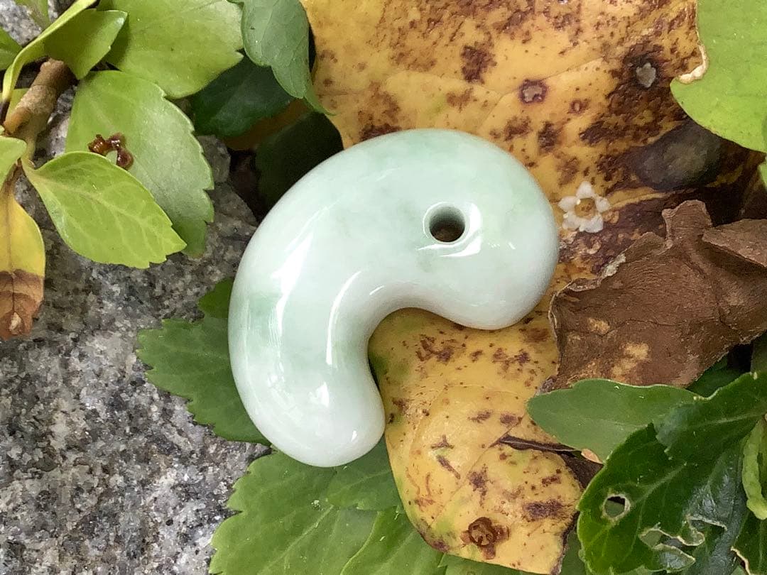 ✳初の絶品色彩　絶対のおすすめ‼️25万円以上します糸魚川翡翠勾玉　鑑別書付極上物