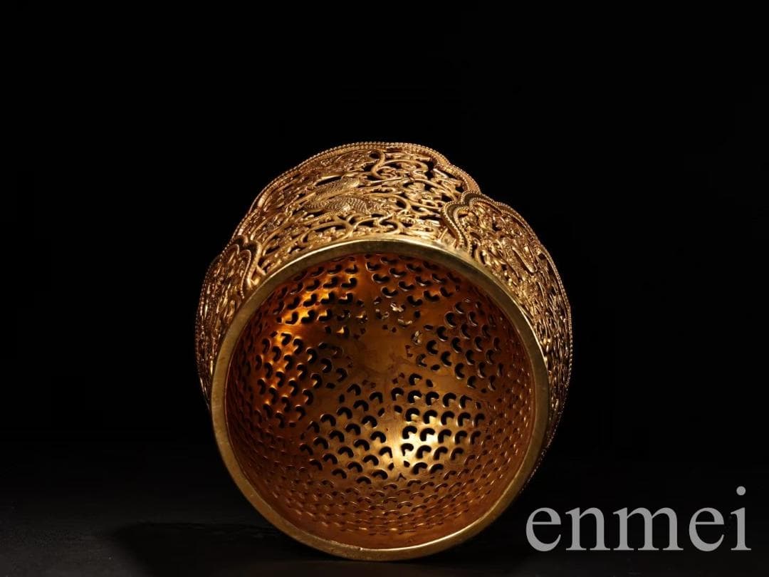 中国古美術· 旧蔵収純銅胎鎏金龍官帽・龍髪冠・聚財置物・高浮彫り・禮品・箱付き