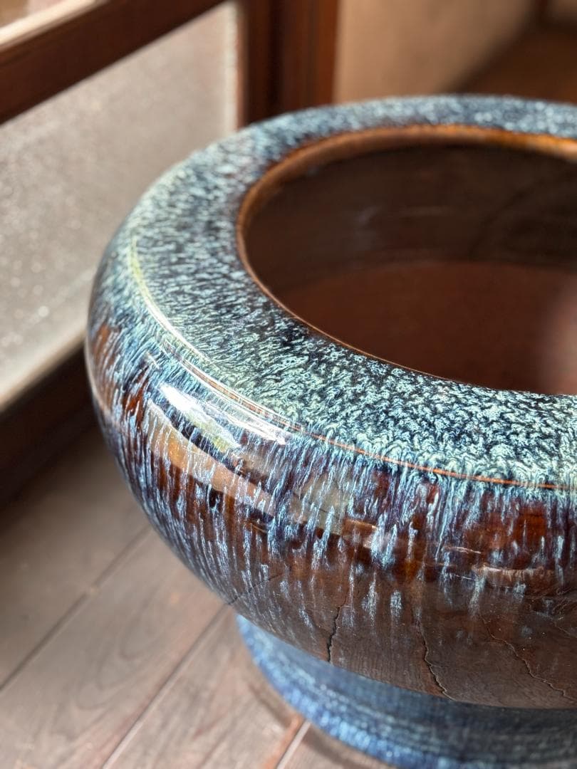 青色と茶色の陶器製火鉢