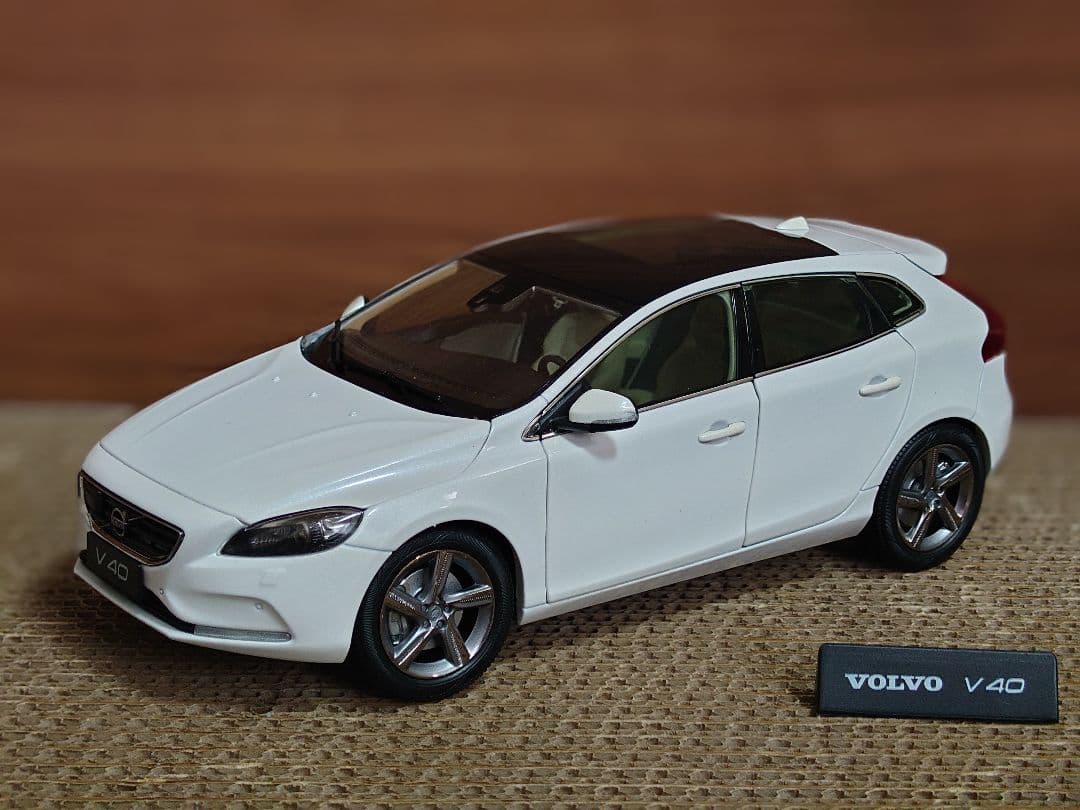 【希少美品ミニカー】ボルボ V40 1/18 精工モデルカー　ホワイトパール