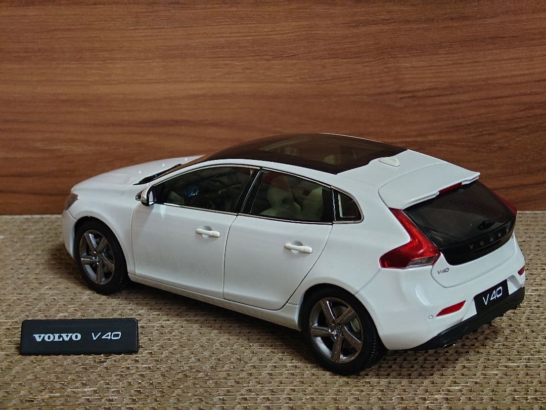 【希少美品ミニカー】ボルボ V40 1/18 精工モデルカー　ホワイトパール