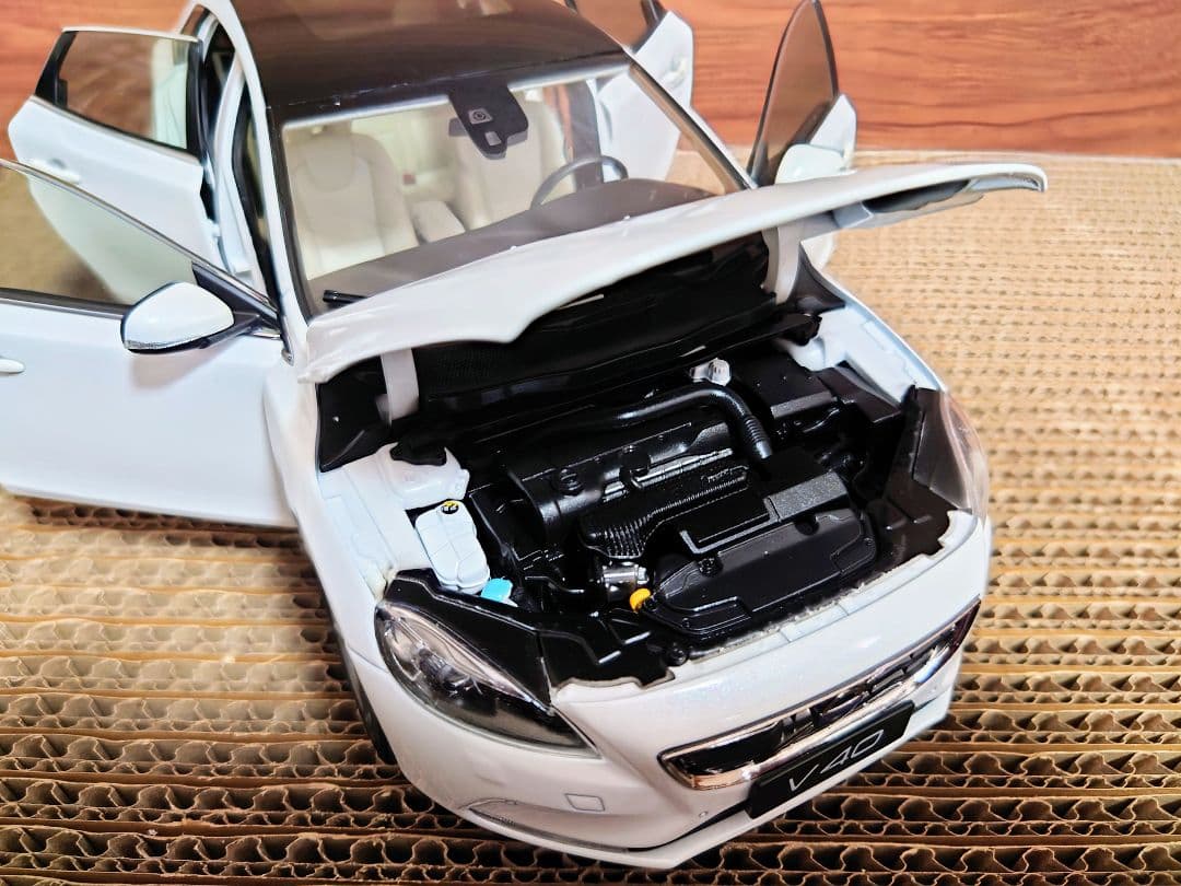 【希少美品ミニカー】ボルボ V40 1/18 精工モデルカー　ホワイトパール